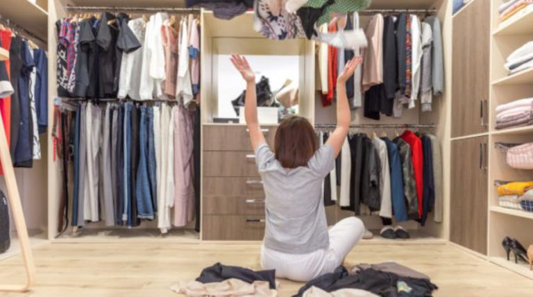 如何整理你的步入式衣櫥| 今天簡化存儲(chǔ)的 7 個(gè)簡單技巧